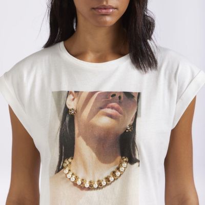 T-shirt volto di donna con gioielli JT0184