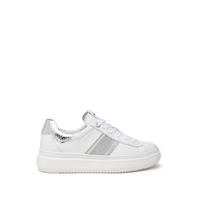 Sneakers bianco e argento NeroGiardini con banda laterale glitter su tono E409919D